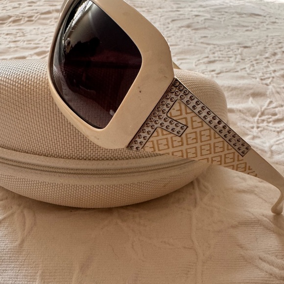 Oakley Cream and White Oversized Sunglasses - Picture 3 of 6